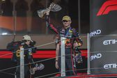 Max Verstappen com o prémio de vencedor do GP de Abu Dhabi