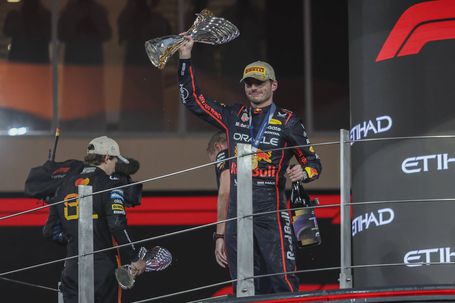 Max Verstappen com o prémio de vencedor do GP de Abu Dhabi