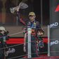 Max Verstappen com o prémio de vencedor do GP de Abu Dhabi