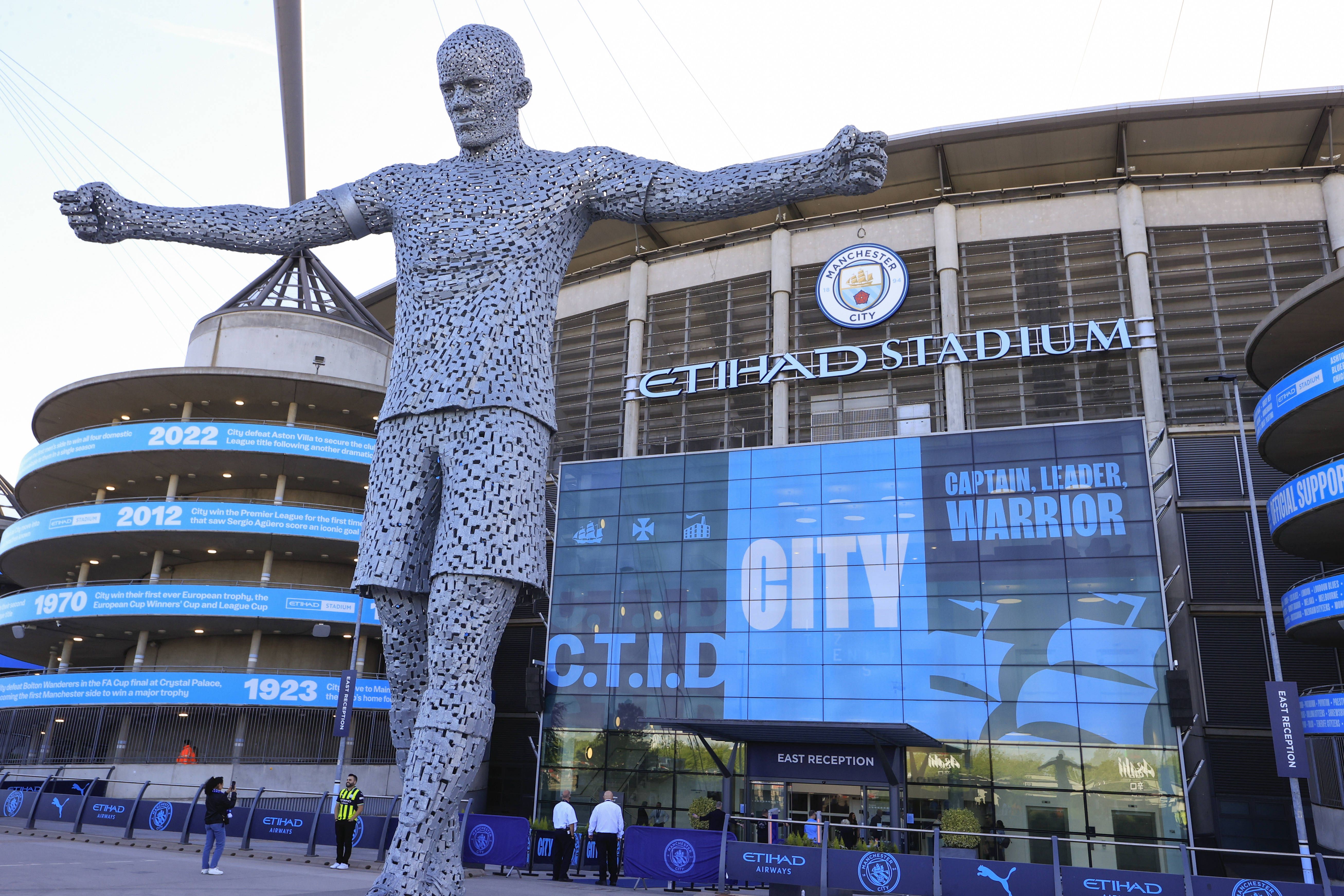 Estátua de Vicent Kompany junto ao Etihad - Foto: IMAGO