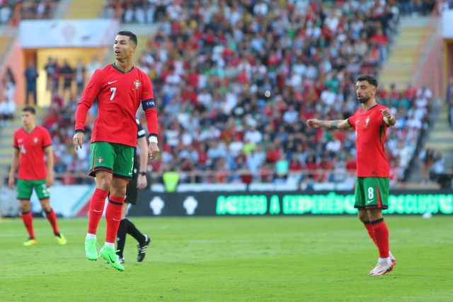 Bruno Fernandes e Ronaldo em ação por Portugal