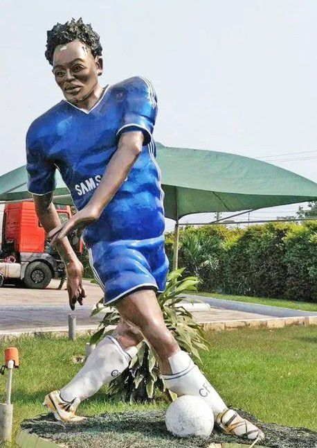 Michael Essien teve direito a uma escultura em Acra, Gana