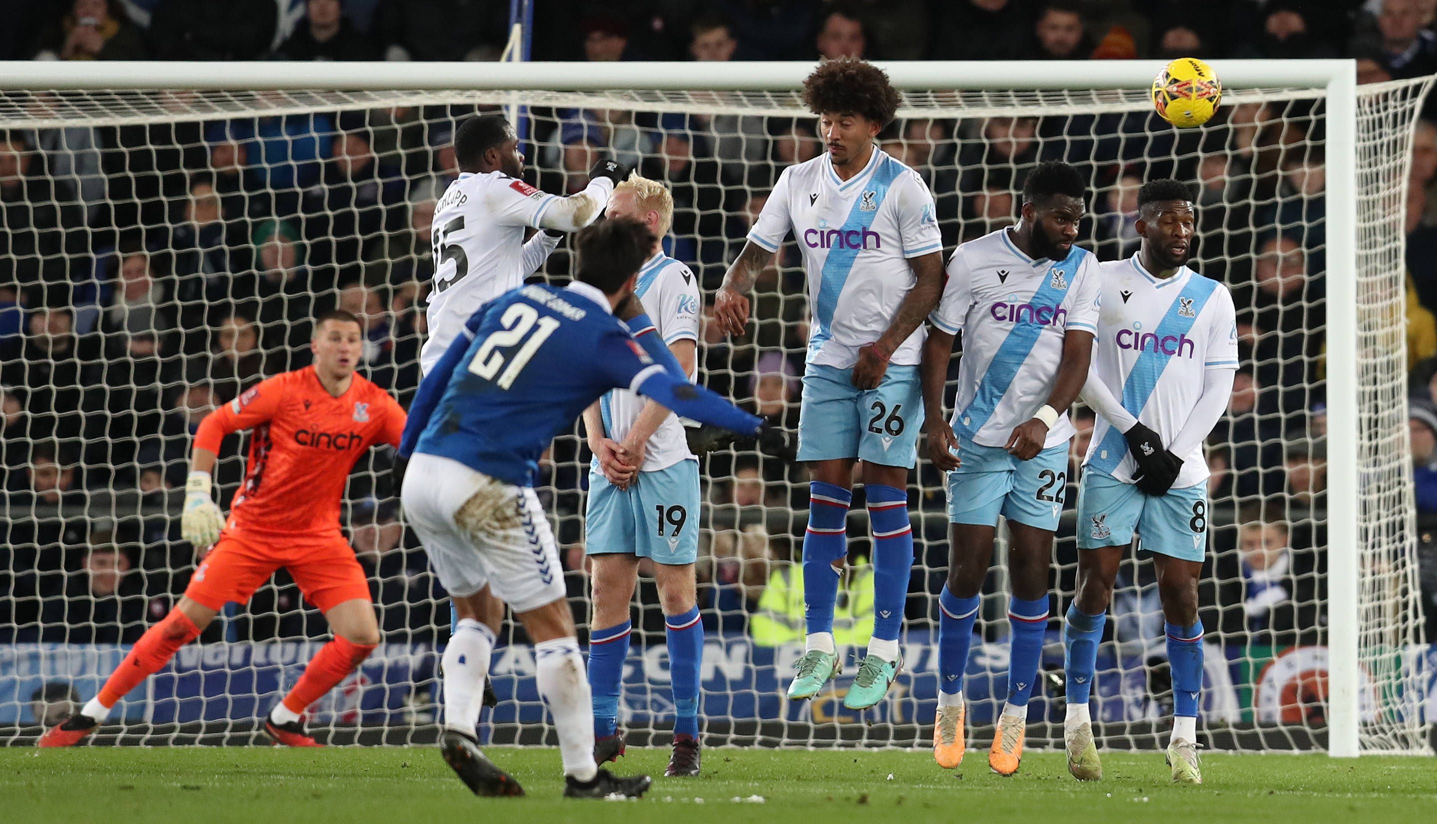 Everton: Andre Gomez erzielt einen wunderbaren Freistoß (Video)