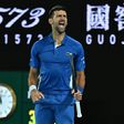 Open da Austrália: Djokovic sofre, discute com o público, mas apura-se
