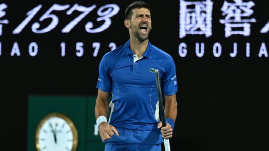 Open da Austrália: Djokovic sofre, discute com o público, mas apura-se