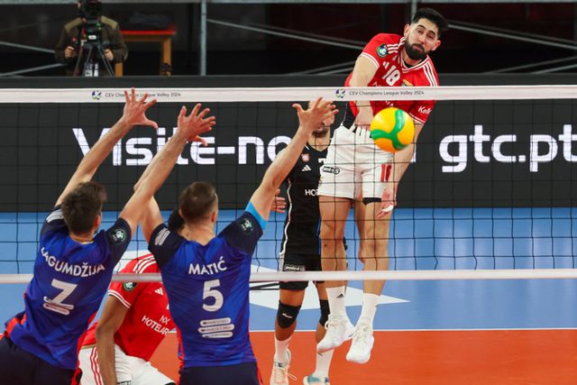 Benfica leva turcos à 'negra' mas termina Liga dos Campeões sem vitórias