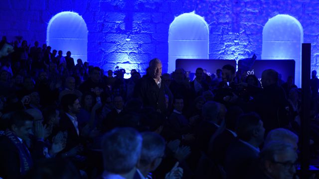 Jorge Costa ovacionado por centenas de pessoas