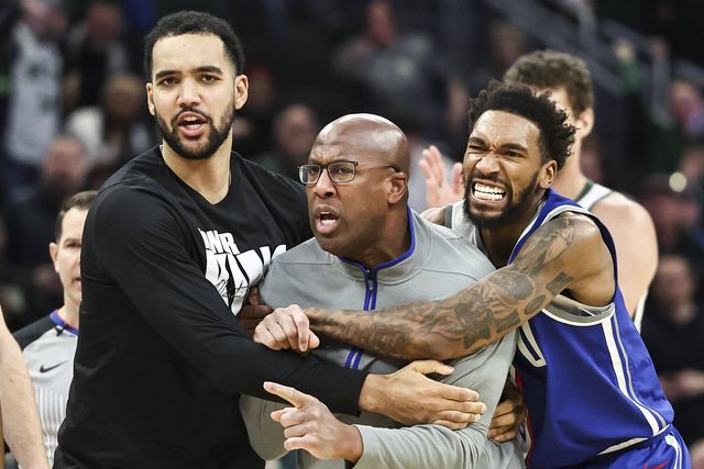 VÍDEOS: treinador dos Kings fala em repensar as férias depois de ser multado por contestar arbitragem