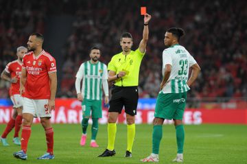 Rio Ave: expulsão de Aderllan abre vaga no eixo defensivo