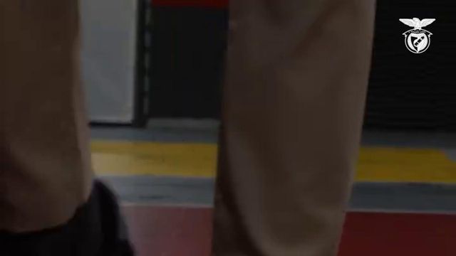 Uma sapatilha e uma chuteira: Benfica apresentou assim Álvaro Carreras