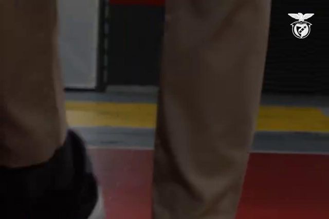 Uma sapatilha e uma chuteira: Benfica apresentou assim Álvaro Carreras