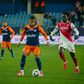 Jogador do Montpellier a aguentar a pressão de adversário do Mónaco