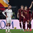 El Shaarawy a celebrar o segundo golo da Roma, após o de Dovbyk, atrás dele