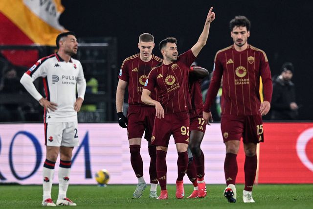 El Shaarawy a celebrar o segundo golo da Roma, após o de Dovbyk, atrás dele