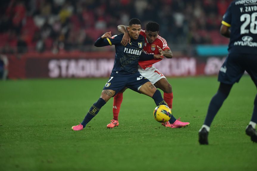 Sorriso, jogador do Famalicão, protege o esférico de Leandro Barreiro
