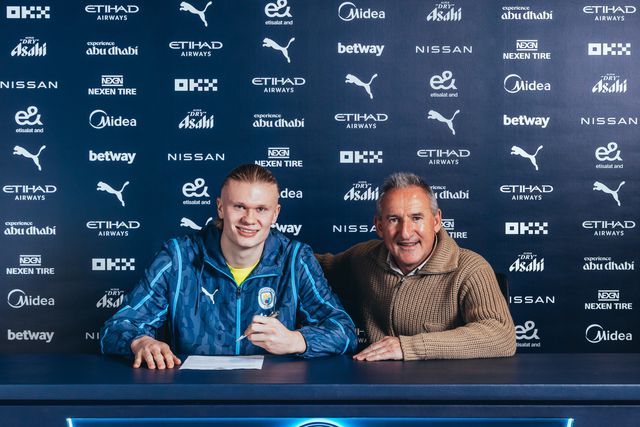 Haaland exibe novo contrato ao lado de Txiki Begiristain