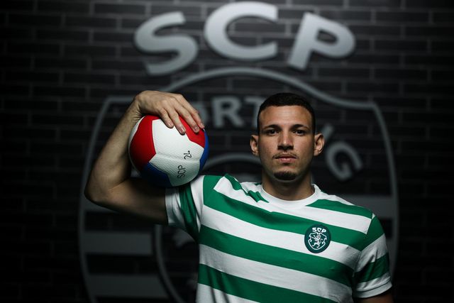 Oposto brasileiro de 1,98m reforça Sporting