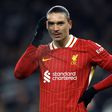 Darwin Núñez pensativo num jogo do Liverpool, com uma mão na anca e outra a coçar a cabeça