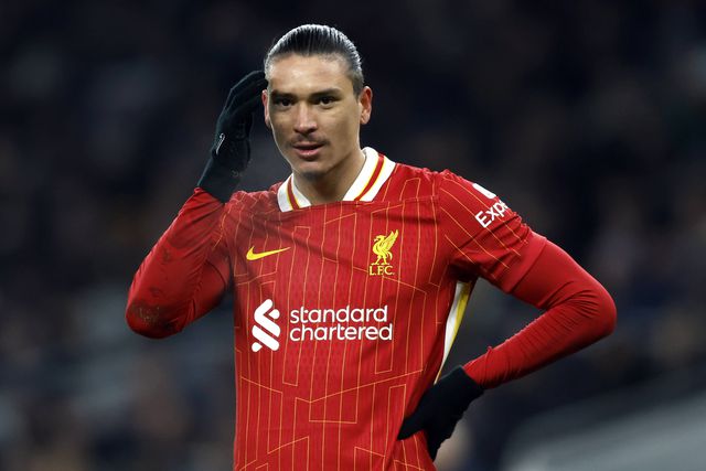 Darwin Núñez pensativo num jogo do Liverpool, com uma mão na anca e outra a coçar a cabeça