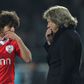 Jorge Jesus a falar com Pablo Aimar, num encontro do Benfica em Guimarães, em 2011/12