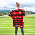 José Boto segura uma camisola do Flamengo, clube no qual o português desempenha o cargo de diretor técnico