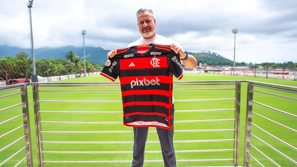 José Boto segura uma camisola do Flamengo, clube no qual o português desempenha o cargo de diretor técnico