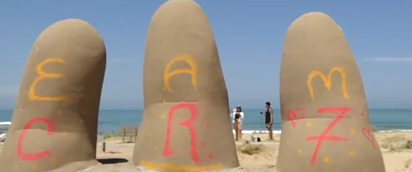 Uma escultura de cinco deods pintada com a mensagem Amo-te CR7, no Uruguai