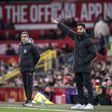 Ruben Amorim, treinador do Manchester United, dá indicações para dentro de campo