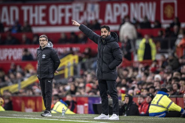 Ruben Amorim, treinador do Manchester United, dá indicações para dentro de campo