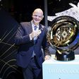 Gianni Infantino, presidente da FIFA, ao lado do troféu para o vencedor do Mundial de clubes, na loja da Tiffany's, em Nova Iorque