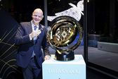 Gianni Infantino, presidente da FIFA, ao lado do troféu para o vencedor do Mundial de clubes, na loja da Tiffany's, em Nova Iorque