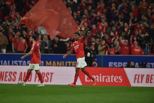 Leandro Barreiro celebra, acenando para a bancada, um dos golos que marcou ao Famalicão no Estádio da Luz