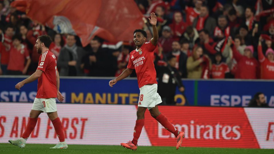 Leandro Barreiro celebra, acenando para a bancada, um dos golos que marcou ao Famalicão no Estádio da Luz