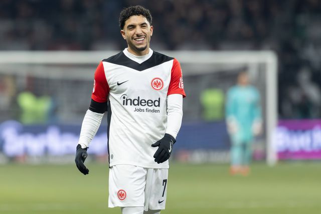 Omar Marmoush a representar o Frankfurt e a sorrir, no relvado