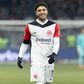 Omar Marmoush a representar o Frankfurt e a sorrir, no relvado