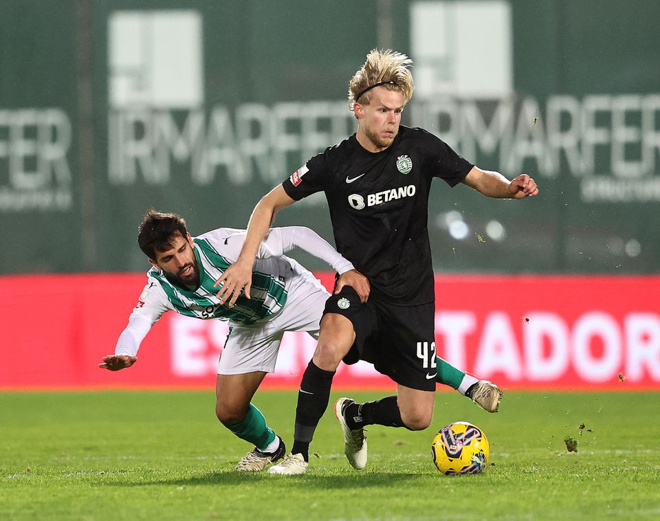 Hjulmand, agora capitão do Sporting, tenta passar por um adversário do Rio Ave em jogo da última época. Nesta tarde de sábado as duas equipas voltam a medir forças para a Liga Portugal Betclic