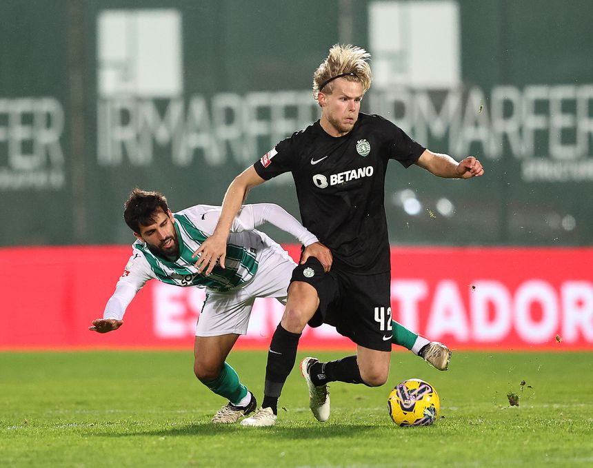 Hjulmand, agora capitão do Sporting, tenta passar por um adversário do Rio Ave em jogo da última época. Nesta tarde de sábado as duas equipas voltam a medir forças para a Liga Portugal Betclic