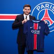 Kvaratskhelia segura a camisola do PSG