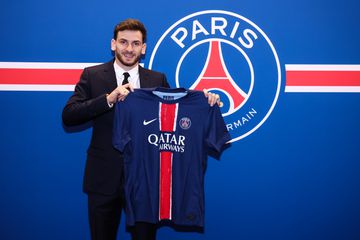 Mercado oficial: Kvaratskhelia assina pelo PSG