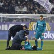 Edozie Samuel, médio do Anderlecht, lesiona-se durante jogo da Taça da Bélgica com o Antuérpia