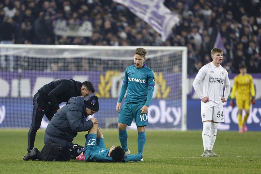 Edozie Samuel, médio do Anderlecht, lesiona-se durante jogo da Taça da Bélgica com o Antuérpia