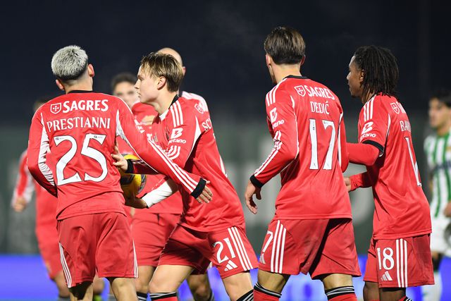 Benfica domina Rio Ave e regressa às vitórias