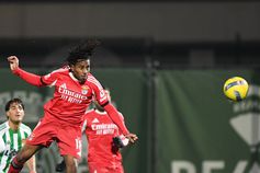 Leandro Barreiro cabeceia para o golo do Benfica. Foto Rogério Ferreira/KAPTA +