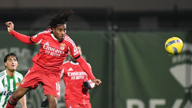 Leandro Barreiro cabeceia para o golo do Benfica. Foto Rogério Ferreira/KAPTA +