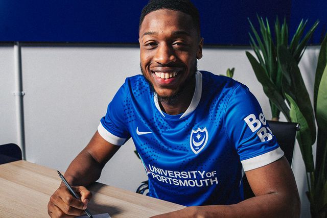 Assinatura de Ebou Adams