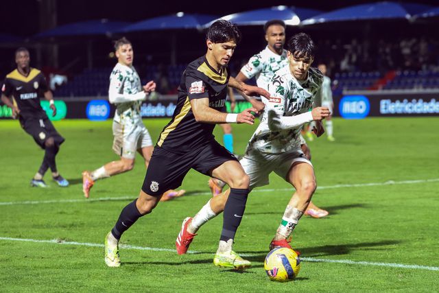 Touaizi foi uma constante dor de cabeça para os 'mecânicos' dos cónegos: marcou um golo e ofereceu outro - Foto: António Cotrim/LUSA