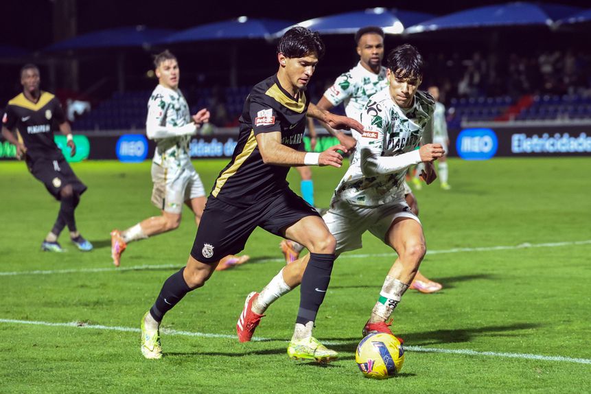 Touaizi foi uma constante dor de cabeça para os 'mecânicos' dos cónegos: marcou um golo e ofereceu outro - Foto: António Cotrim/LUSA