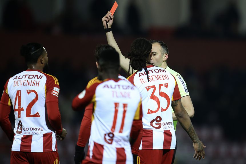 João Pinheiro expulsou Devenish aos 5 minutos após entrada dura -Foto: FERNANDO ARAÚJO/LUSA