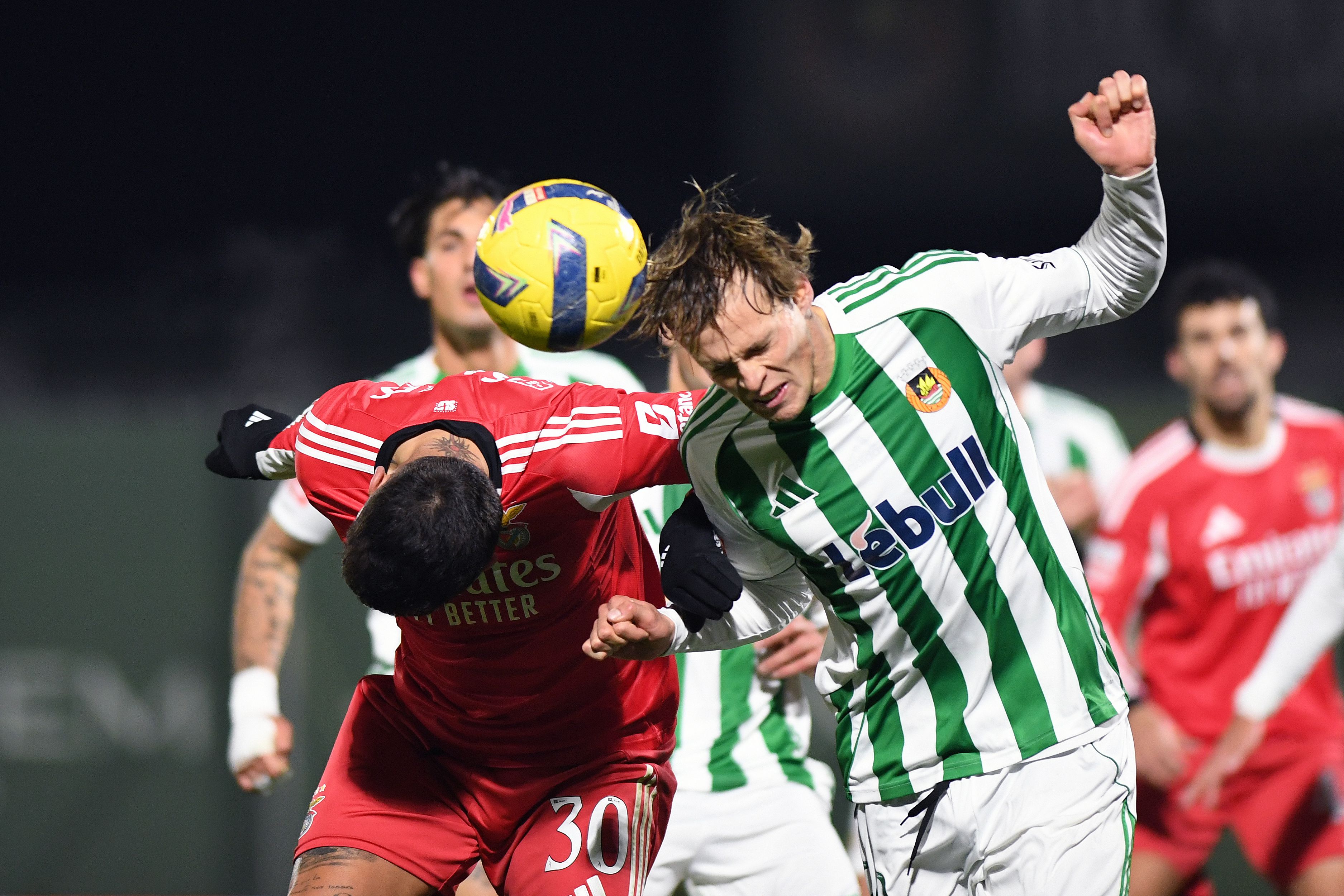 João Tomé e Otamendi disputam bola aérea  - Foto: Rogério Ferreira/Kapta +