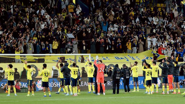 Jogadores do Al Nassr festejam vitória com os adeptos (foto: Al Nassr)